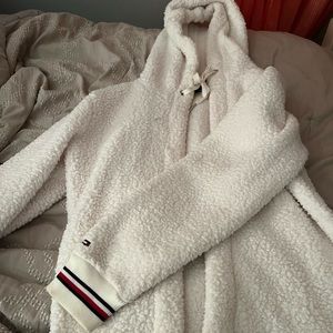 Comfy Tommy Hilfiger sweater (never worn)